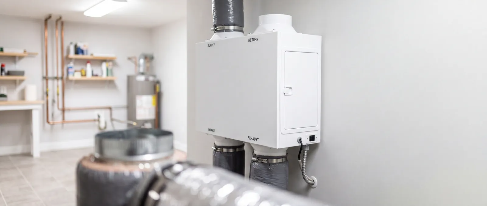 Ett FTX-aggregat installerat med kanaler i ett hus i Huddinge