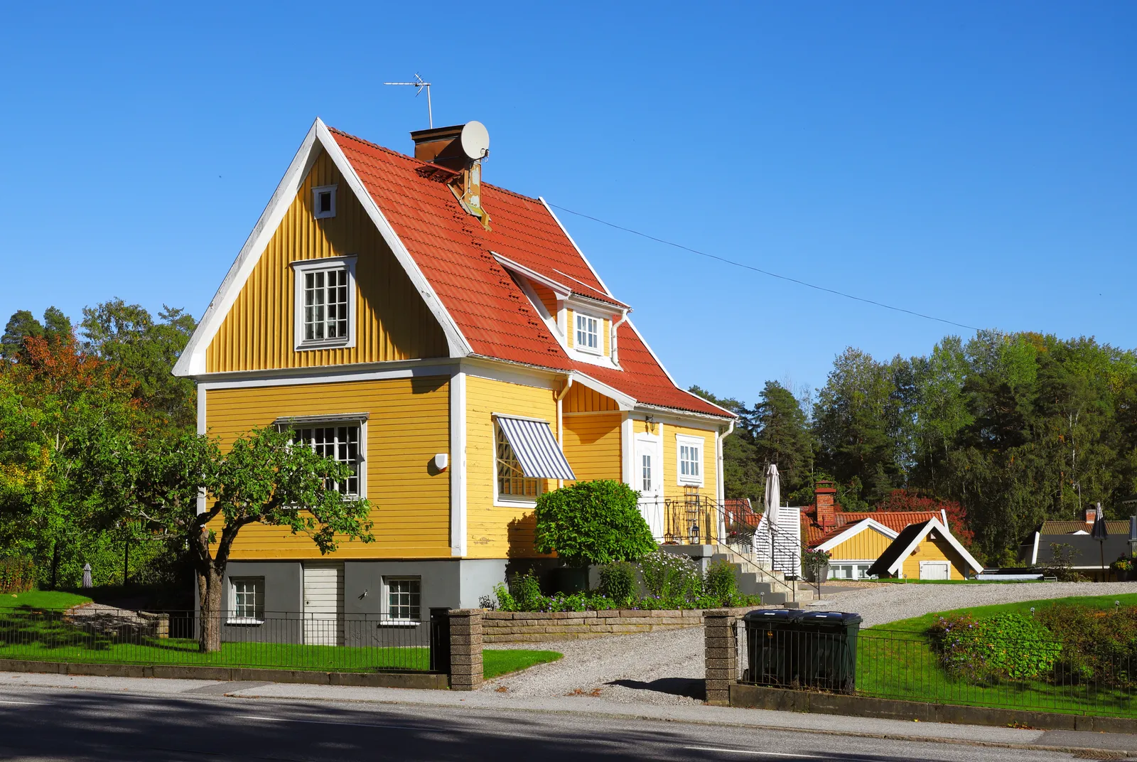 En villa med källare i Huddinge där priset på radonsanering beror på källan