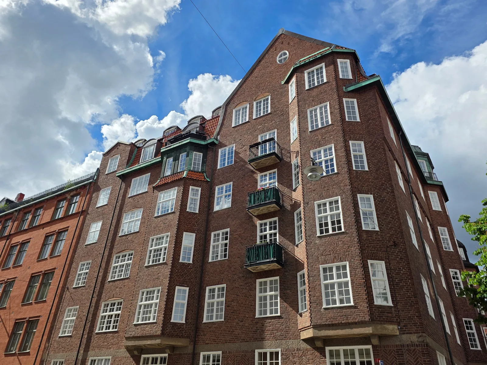 Ett flerbostadshus i tegel i Huddinge där föreningen mäter radon